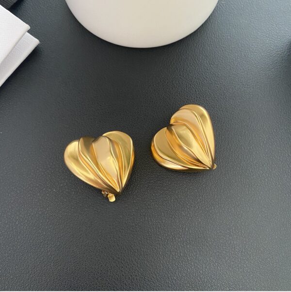 432#French medieval gold heart-shaped ear clip with European and American light luxury and high-end feel, irregular peach heart design, no ear hole earrings - Image 8