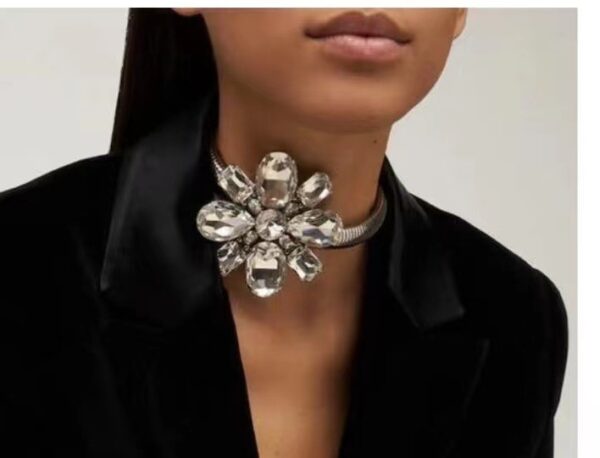 340#New European and American style fashionable flower crystal necklace with elegant design and luxurious high-end necklace accessories - Image 2