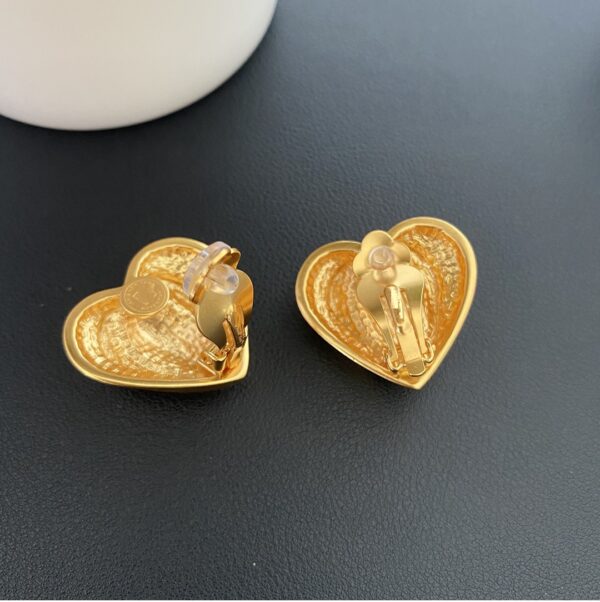 432#French medieval gold heart-shaped ear clip with European and American light luxury and high-end feel, irregular peach heart design, no ear hole earrings - Image 9