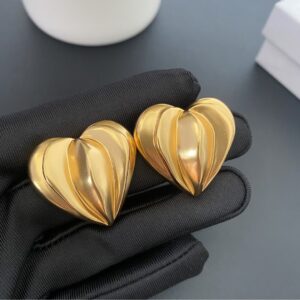 432#French medieval gold heart-shaped ear clip with European and American light luxury and high-end feel, irregular peach heart design, no ear hole earrings