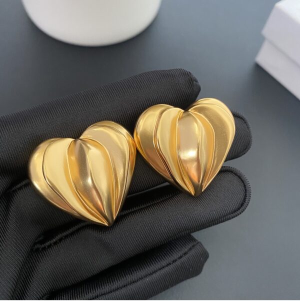 432#French medieval gold heart-shaped ear clip with European and American light luxury and high-end feel, irregular peach heart design, no ear hole earrings