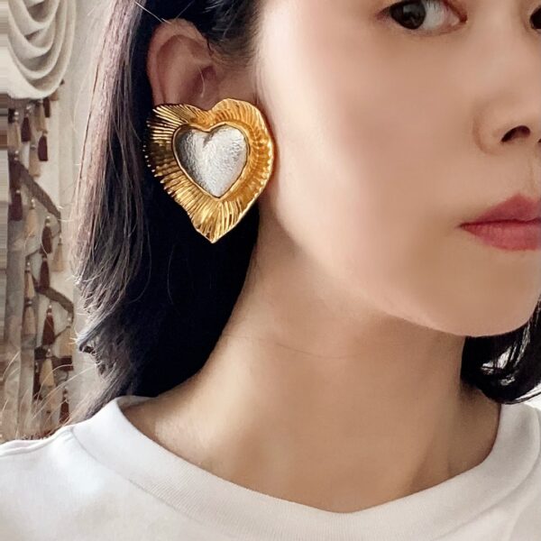 342#Fashionable European and American design, personalized heart-shaped glass earrings, retro gold ruffle edge earrings, fashionable earrings with ear clips - Image 2