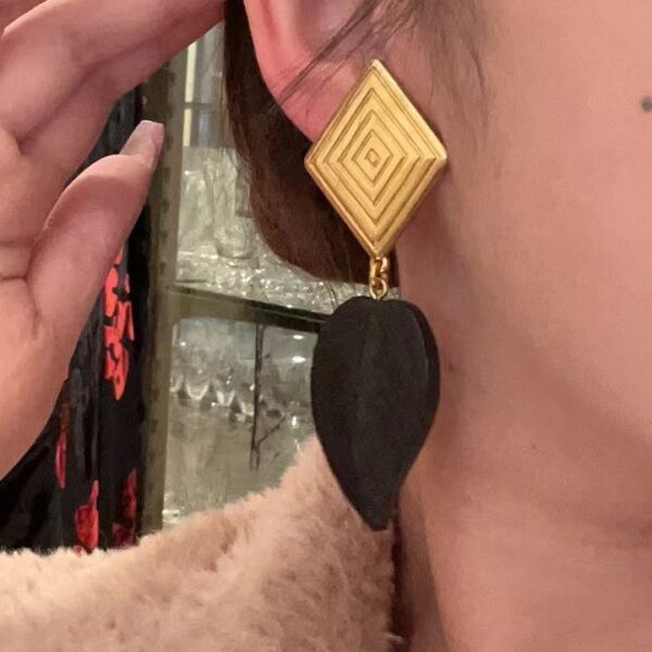 344#Retro black leaf ear clip with geometric design, high-end fashion, no ear hole earrings, vintage earrings - Image 6