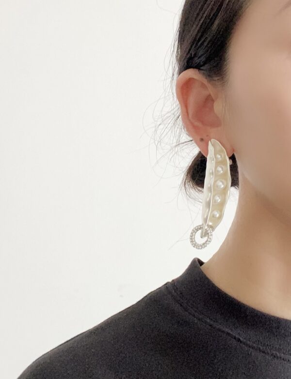 341#Retro asymmetrical pea earrings, fashionable designer style, copper plated 24k gold earrings - Image 7