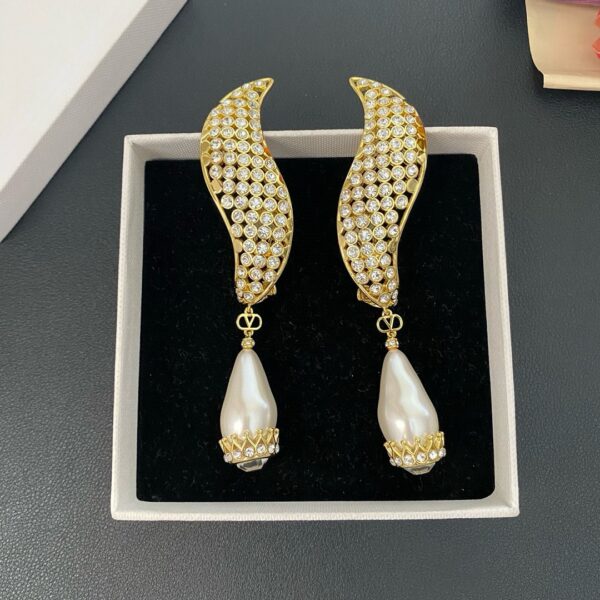 44666#European and American retro design hollowed out full diamond wings irregular light luxury water droplet pearl long sweeping shoulder earrings - Image 2
