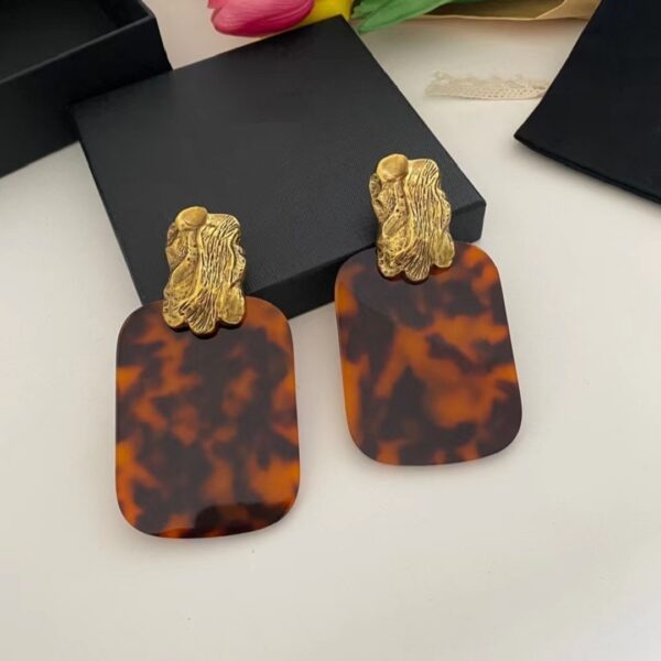 44966#European and American metal light luxury design antique ear clip acrylic resin tortoiseshell earrings ear clip antique leopard pattern earrings - Image 3