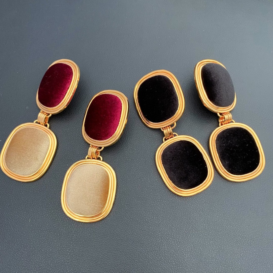453#European and American fashion light luxury retro velvet metal square design ear clip high-quality women's earrings - Image 3
