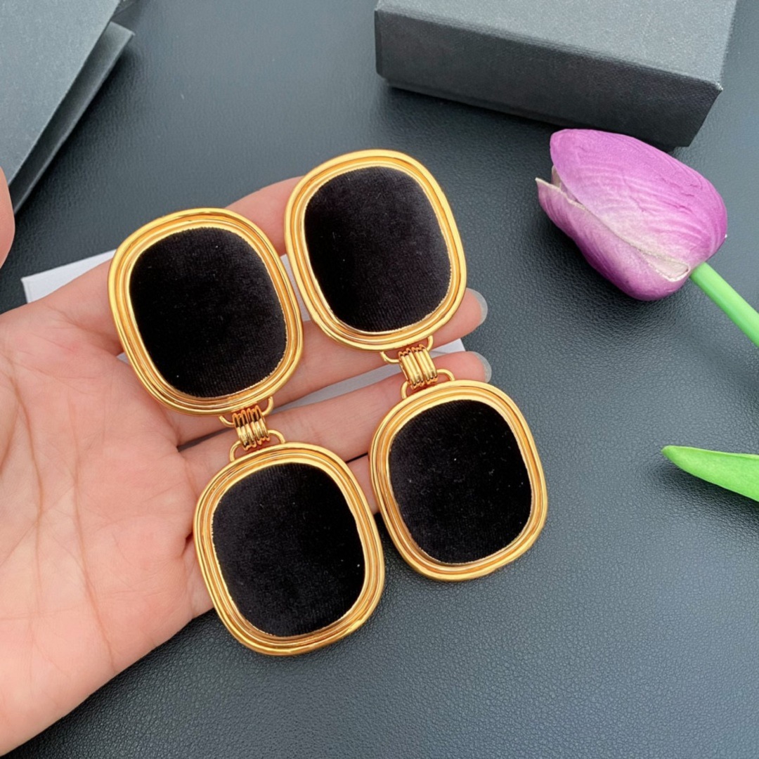 453#European and American fashion light luxury retro velvet metal square design ear clip high-quality women's earrings - Image 4