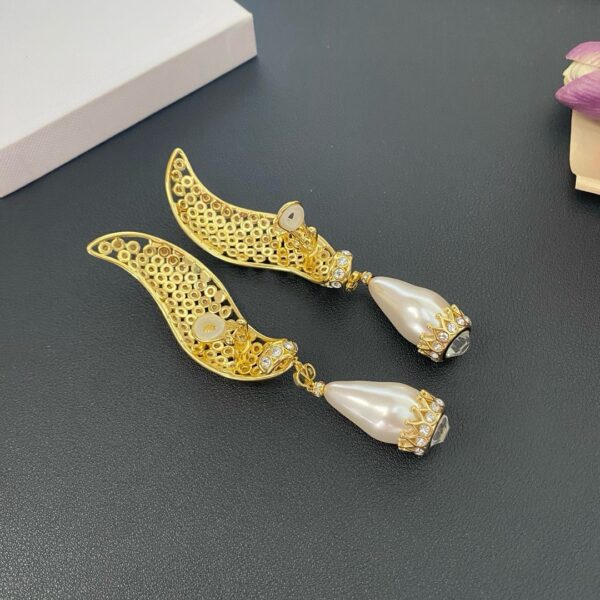 44666#European and American retro design hollowed out full diamond wings irregular light luxury water droplet pearl long sweeping shoulder earrings - Image 9